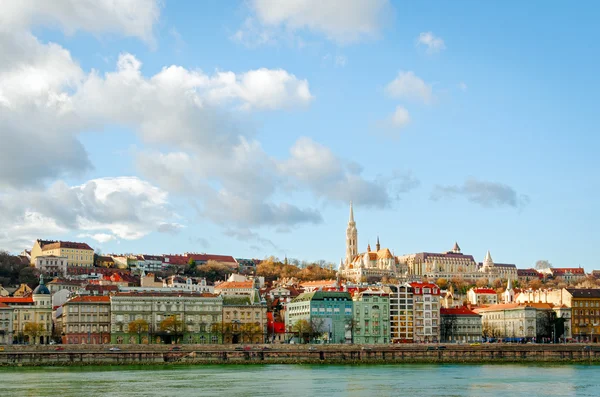 Boedapest, uitzicht op Donau en buda met Matthiaskerk — Stockfoto