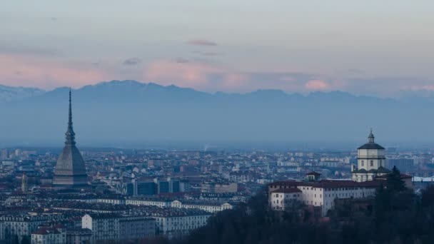 Turim (Torino), HD timelapse panorama ao pôr do sol com Mole Antonelliana e Alpes — Vídeo de Stock