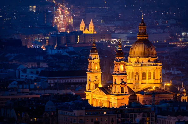 Budapeşte gece panorama St Stephen'ın Bazilikası ile — Stok fotoğraf