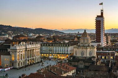 Turin (Torino), gün batımında katedral kule görünümünden