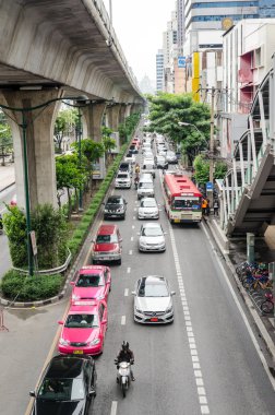Bangkok, Thanon Sukhumvit trafikte Skytrain satırı yakınlarında