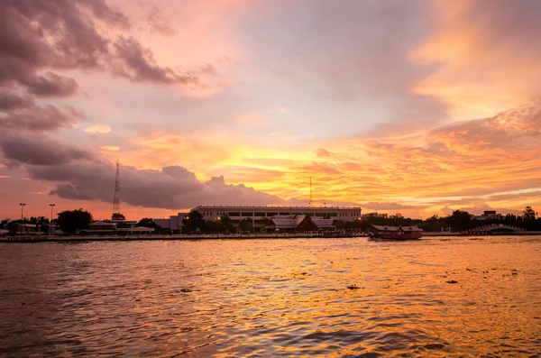 Bangkok, piękny zachód słońca dramatyczne na rzekę Chao Phraya — Zdjęcie stockowe