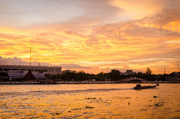 Bangkok, piękny zachód słońca dramatyczne na rzekę Chao Phraya — Zdjęcie stockowe