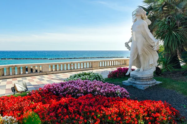 Sanremo (włoskiej Riwierze), promenady i Statua della Primavera — Zdjęcie stockowe