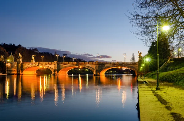 Turyn (Torino), rzeki Pad i most Umberto I w mroku — Zdjęcie stockowe