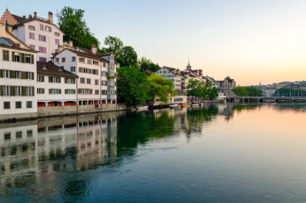 Zurich, casco antiguo y río Limmat al amanecer, Suiza — Foto de Stock