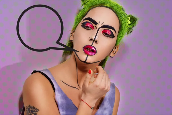 Yeşil saç ve yaratıcı makyaj ile çizgi roman kız