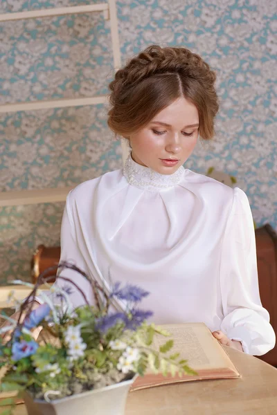 Beyaz elbiseli güzel bir kadın.