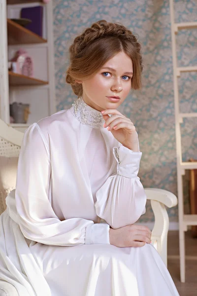 Beyaz elbiseli güzel bir kadın.