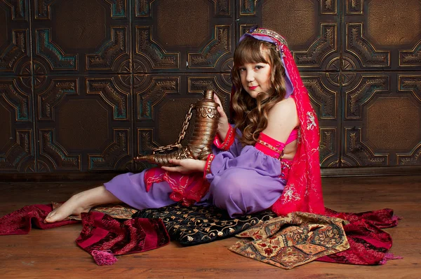 Kleines Mädchen in orientalischer Tracht tanzt — Stockfoto