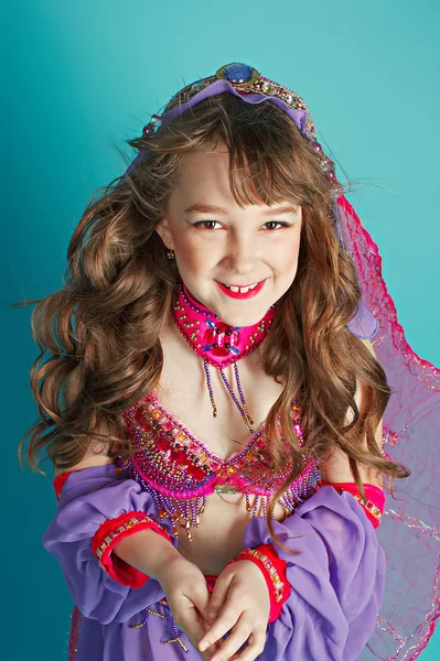 Bambina in costume orientale danzante — Foto Stock