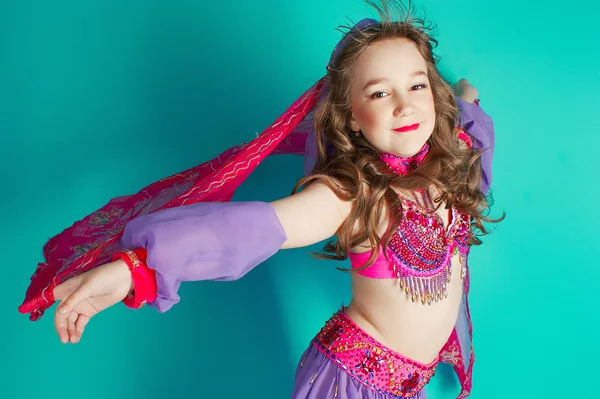 Kleines Mädchen in orientalischer Tracht tanzt — Stockfoto