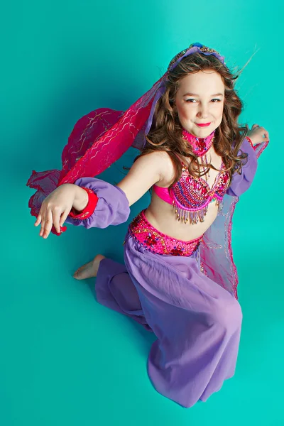 Menina em oriental traje dança — Fotografia de Stock