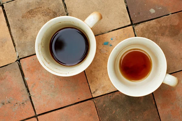 diyalog, iki yarım fincan kahve pişmiş toprak kutu üzerindeki