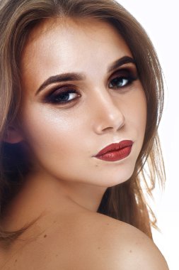 güzel kadın yüzü ile mükemmel makyaj