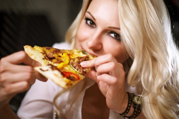 Attractive blond girl eating pizza — Stock Photo, Image