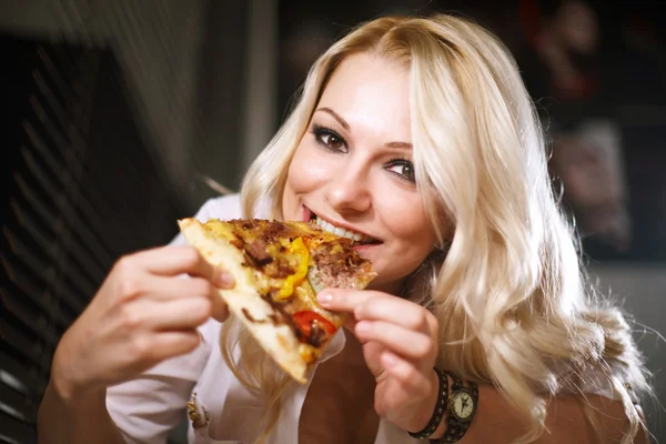 Attractive blond girl eating pizza — Stock Photo, Image