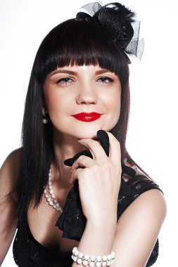 Portre gülümseyen esmer beyaz inci ve eldiven