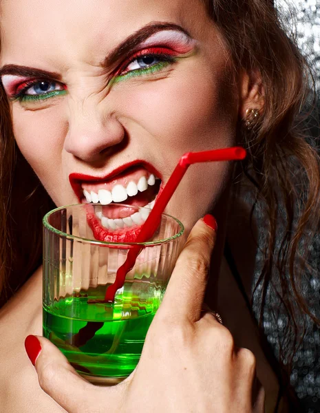 Sensuele vrouw met creatieve make-up en glas alcohol, de Absint — Stockfoto