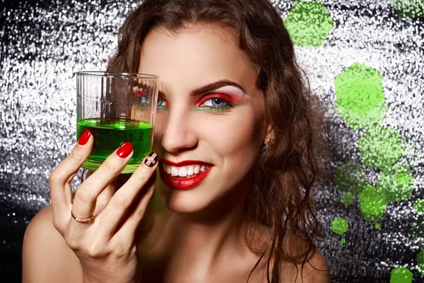 Mujer sensual con maquillaje creativo y vaso de alcohol, cockta —  Fotos de Stock