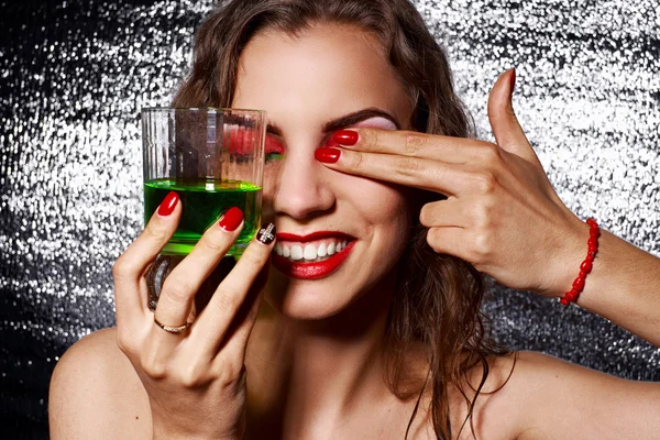 Sinnliche Frau mit kreativem Make-up und einem Glas Alkohol, Cockta — Stockfoto