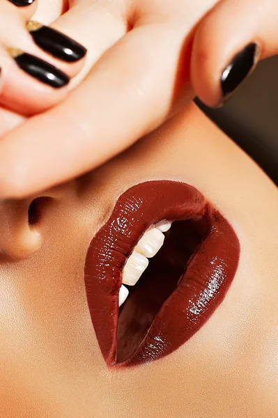 Dişi Dudaklar Yaklaş