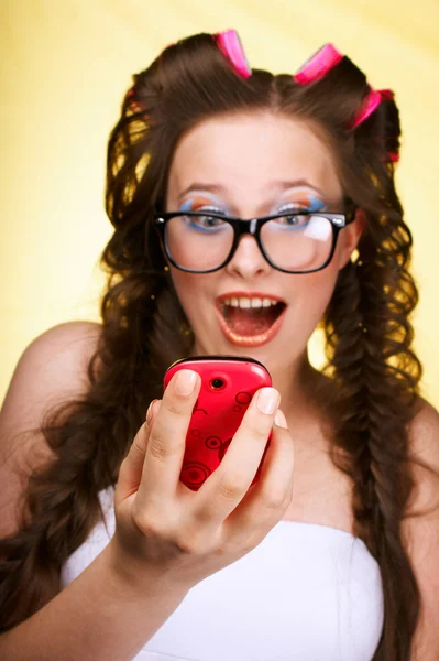 Jeune belle fille avec des lunettes et un téléphone — Photo