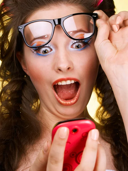 Portrait d'une belle fille avec des lunettes et un téléphone — Photo