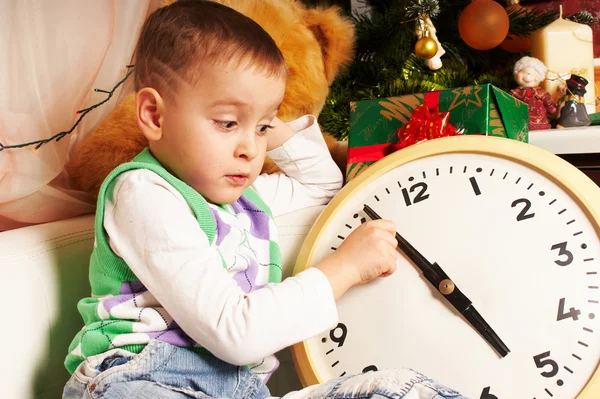 Petit garçon avec une horloge — Photo