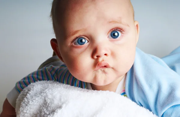 Baby med blå ögon — Stockfoto
