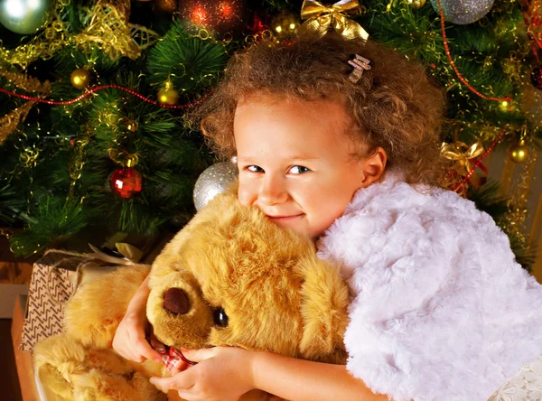 圣诞树的背景上，女孩笑 — 图库照片