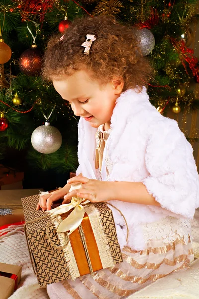 Kız Noel ağacı bir arka plan üzerinde gülüyor — Stok fotoğraf