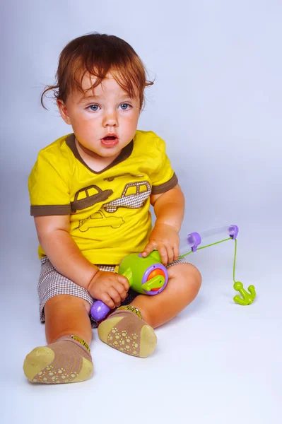 Liten pojke med leksaker — Stockfoto