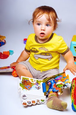 Oyuncaklı küçük çocuk.