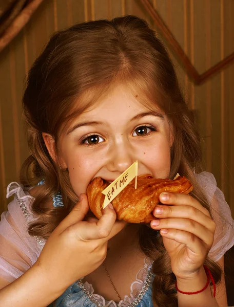 Bella bambina mangiare croissant — Foto Stock