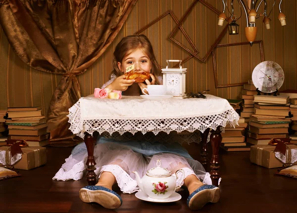 Bellas niña comiendo croissant —  Fotos de Stock