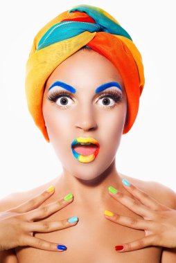 Çok renkli makyaj ile genç kadın portre