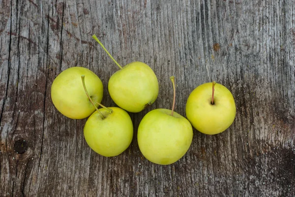 Manzanas verdes en la vieja mesa de madera. Alimento saludable . — Foto de Stock