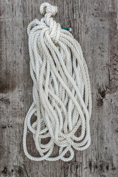 Oude touw gedraaid en gebonden in een bundel op een ruwe houten CHTERGRO — Stockfoto