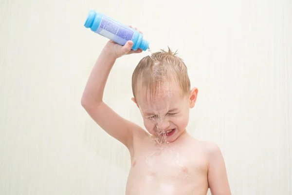 Little boy pours water on his head with a bottle — Stock Photo, Image