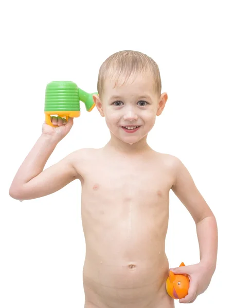 Niño pequeño con juguetes en el baño sobre un fondo blanco aislado — Foto de Stock