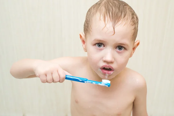 Blond vacker pojke borsta hans tänder i badrummet — Stockfoto