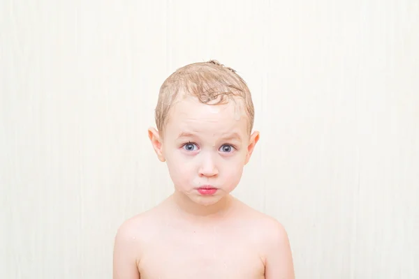 Malý chlapec s mokrou mýdlovou hlavou izolovaných na bílém pozadí — Stock fotografie