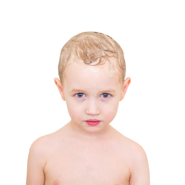 Liten pojke med våt soapy huvud isolerad på vit bakgrund — Stockfoto
