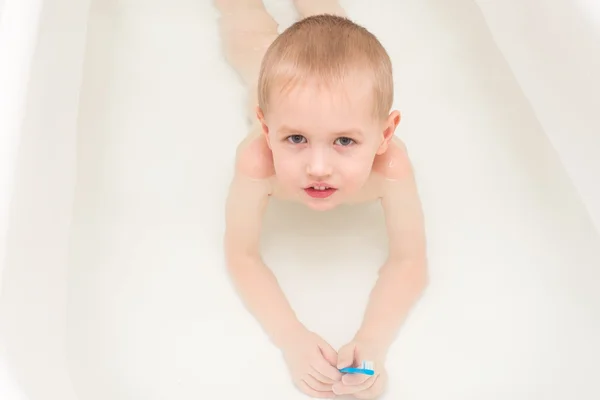 Liten pojke borsta hans tänder blå pensel i badet — Stockfoto