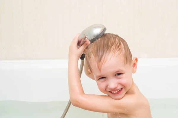 Lindo niño de 4 años se baña en una ducha — Foto de Stock