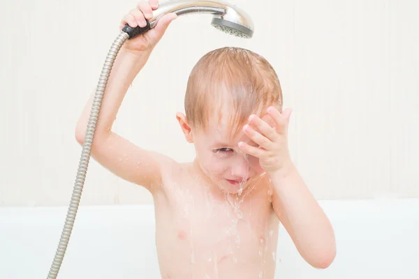 Carino 4 anno-vecchio ragazzo bagna in un doccia — Foto Stock