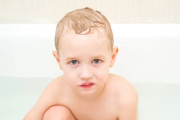 Piccolo ragazzo con la testa bagnata insaponata isolato su sfondo bianco — Foto Stock