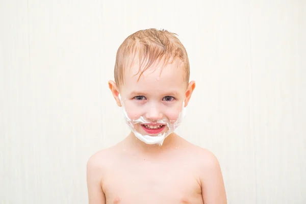 Niño en el baño con bigote y barba de espuma — Foto de Stock