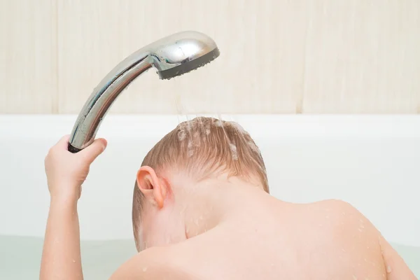 Söta 4 årig pojke badar i en dusch — Stockfoto